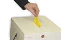 Einwurf des Stimmzettels in die Wahlurne.