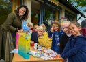 Ministerin Kaniber mit den Kindern des Kindergartens Bayerisch Gmain