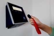 Person stempelt in Stechuhr ein