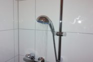 Wasser fließt aus einem Duschkopf