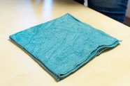 Ein viermal gefalteter Lappen auf einem Tisch