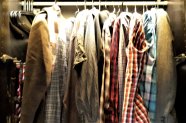 Ein offener Kleiderschrank mit Hemden auf einer Kleiderstange