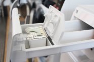 Ein Plastikcap in einem dafür vorgesehenen Behälter einer Waschmaschine