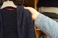 Eine Person nimmt Wäsche aus einem Kleiderschrank