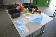 Kleine Wannen, Ketchup und Stoffe auf einem Tisch