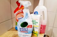 Vier verschiedene Reinigungsmittel auf einem Schrank