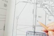 Hand auf einem Bauplan