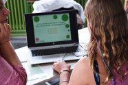 Zwei Schülerinnen sitzen vor einem Laptop