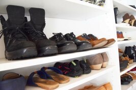 Schuhregal mit verschiedenen Damen- und Herren-Schuhen