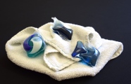 Kleine Plastikbeutel mit flüssigem Waschmittel gefüllt