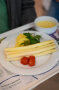 Teller mit Spargel und Beilagen auf Tablett