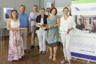 eine Gruppe von vier Frauen und zwei Männern präsentiert Gerichte zur Aktion Heimatteller