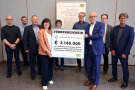 Eine Gruppe Personen und ein Schild