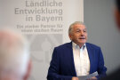 Ein Mann hält eine Ansprache