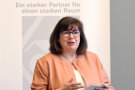 Eine Frau hält eine Ansprache