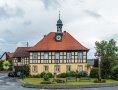 Neugestalteter Vorbereich der alten Schule in Prächting.