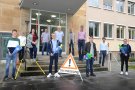 Auszubildende stehen mit dem Amtsleiter und Ausbildungsbegleitern vor dem Gebäude der Ländlichen Entwicklung in Bamberg