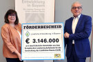 Zwei Personen halten ein Schild
