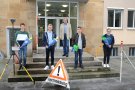 Auszubildende stehen mit dem Amtsleiter vor dem Gebäude der Ländlichen Entwicklung in Bamberg