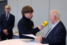 Ein Radiomoderator interviewt einen Bürgermeister
