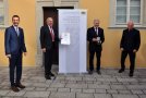 Gruppenfoto mit Werner Eichenhüller – in den Händen die Staatsmedaille. 