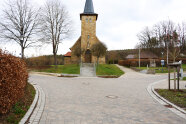 Eine Kirche mit gepflasterter Straße