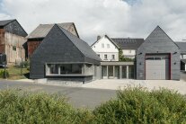Modernes Gemeinschafts- und Feuerwehrhaus mit Schiefer geschindelt