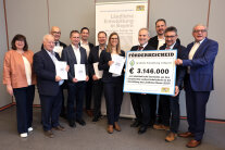 Eine Gruppe Personen hält ein Schild
