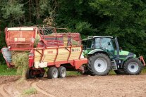 Traktor mit Heuwagen.