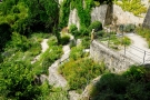 Terrassenförmig angelegte Ziergärten an einer Stadtmauer. 