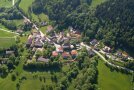 Ein Luftbild vom kleinen Dorf Perasdorf