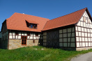 L-förmiges Wohngebäude bestehend aus saniertem Bauernhaus und umgenutzter Fachwerkscheune