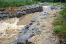 Der Krumbach beim 20-jährigen Hochwasser, wie er durch den mit Gabionen befestigten Durchfluss abfließt
