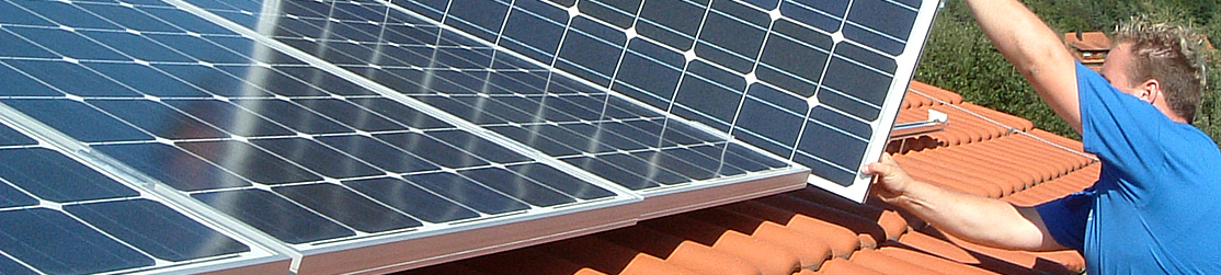 Montage von Photovoltaikelementen auf einer Dachfläche