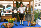 Staatsministerin Kaniber mit Emmeran Huber (l.) und Johann Huber (r.), Anderlbauer e.K., Frasdorf, Landkreis Rosenheim