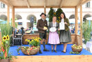 Staatsministerin Kaniber (r.) mit Florian Hauder und Katharina Berghammer, Naturkäserei TegernseerLand eG, Kreuth, Landkreis Miesbach