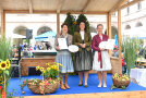Staatsministerin Kaniber mit Monika Schudt (l.) und Tanja Körbel (r.), Berghof, Schöllkrippen, Landkreis Aschaffenburg