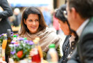 Ministerin Michaela Kaniber im Gespräch mit Gästen
