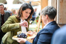 Ministerin Kaniber kostet einen Käse.
