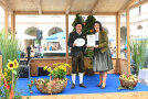 Staatsministerin Kaniber mit Martin Sauerer, Hofkäserei Samar, Bernhardswald, Landkreis Regensburg