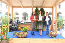 Staatsministerin Kaniber mit Belinda Schwarz-Wittigschlager (r.) und Hannah Wittigschlager (l.), Schwarz-Wittigschlager GbR, Obernzenn, Landkreis Neustadt an der Aisch-Bad Windsheim
