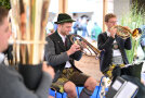Musikanten spielen auf ihren Blasinstrumenten