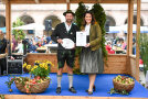 Staatsministerin Kaniber mit Gordian Rasch, Alpe Käsberg, Stiefenhofen, Landkreis Lindau