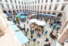 Blick in den Innenhof mit dem Käsegenussmarkt. 