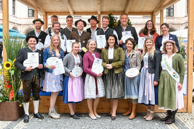 Gruppenbild der Gewinner mit Ministerin Michaela Kaniber