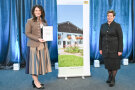 Landwirtschaftsministerin Kaniber mit Landesbäuerin Göller (r.)